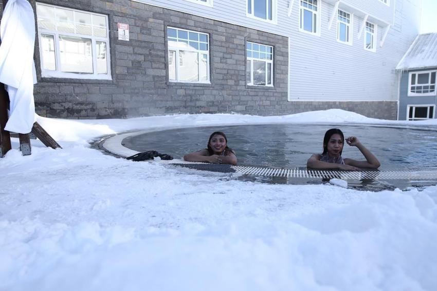 Zirvede turistlerin kar üstünde hamam sefası