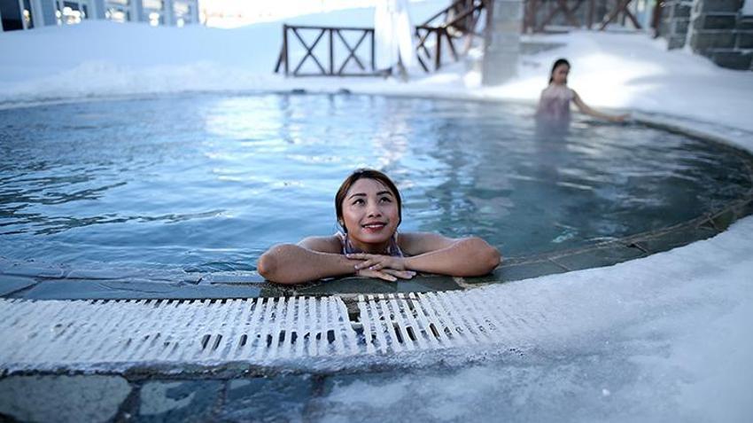 Zirvede turistlerin kar üstünde hamam sefası