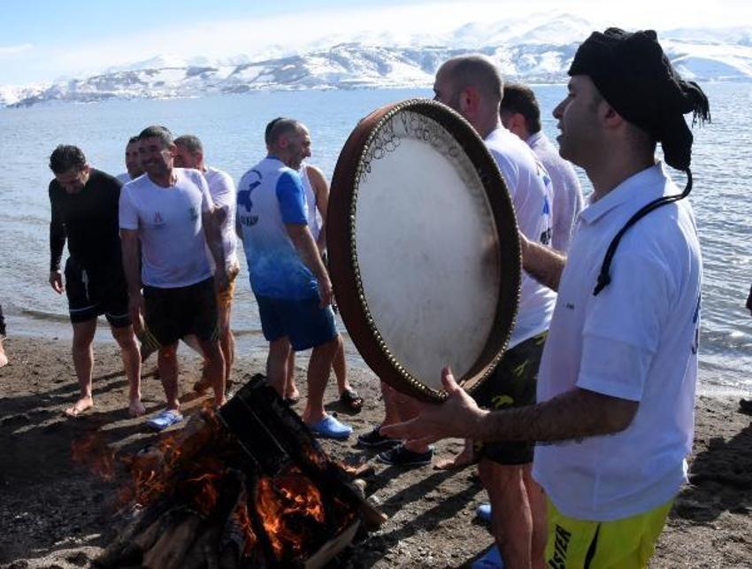 Eksi 8 derecede, Van Gölü'ne dikkat çekmek için yüzdüler