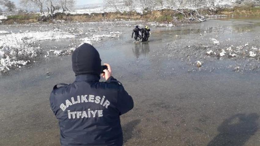 Vurduğu ördeği almaya girdiği gölde boğuldu