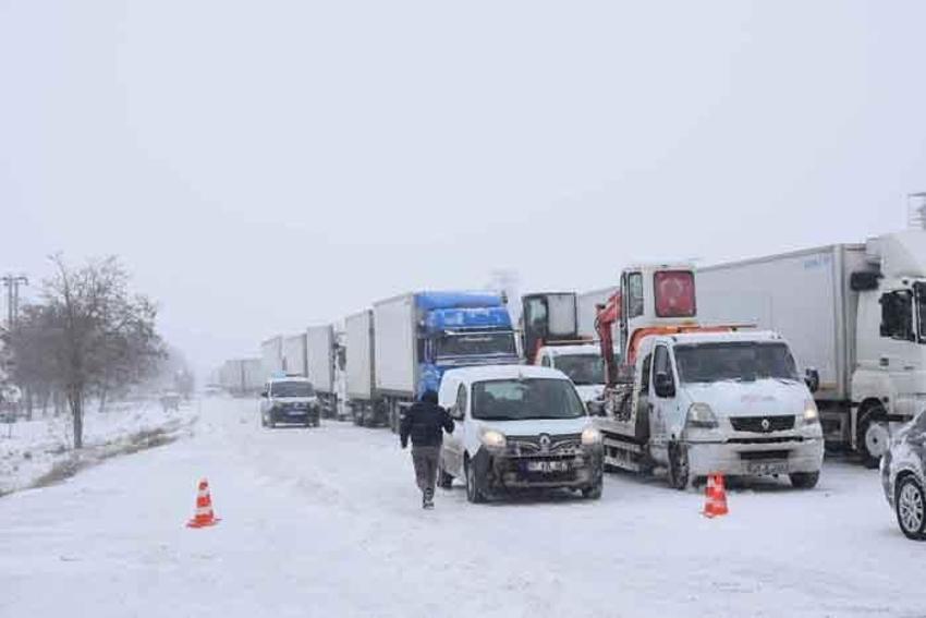 Konya'yı çevre illere bağlayan tüm yollar kapandı!