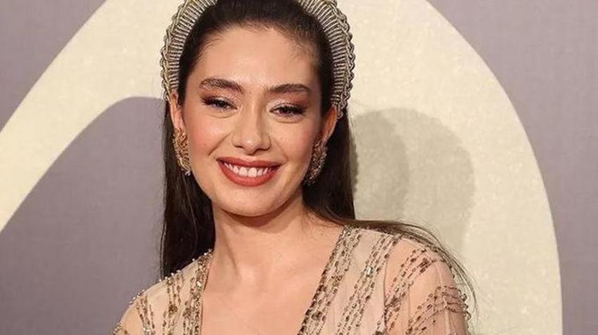 Neslihan Atagül soğuğa aldırış etmedi! Mini şortuyla karın keyfini çıkardı...