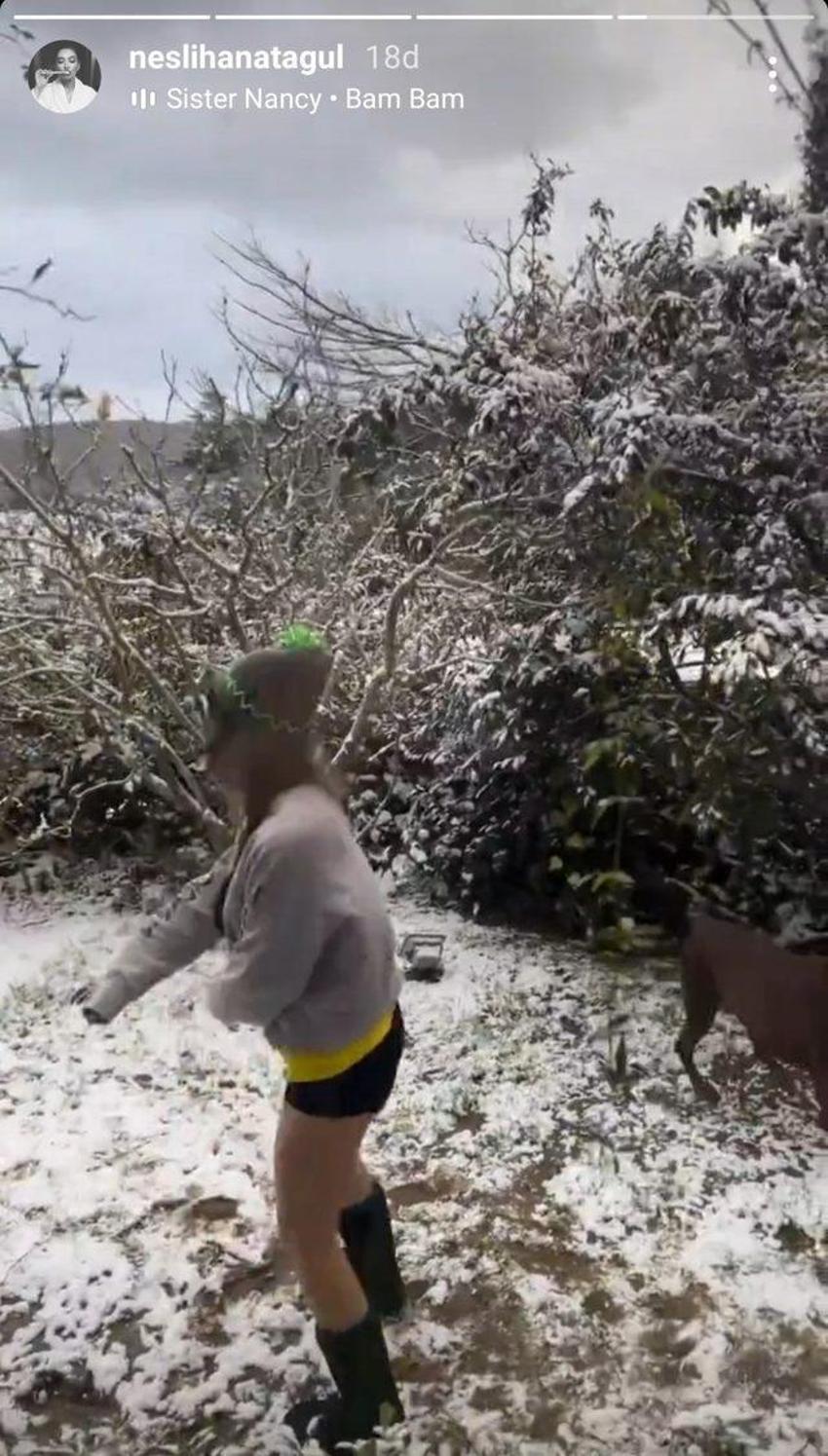 Neslihan Atagül soğuğa aldırış etmedi! Mini şortuyla karın keyfini çıkardı...