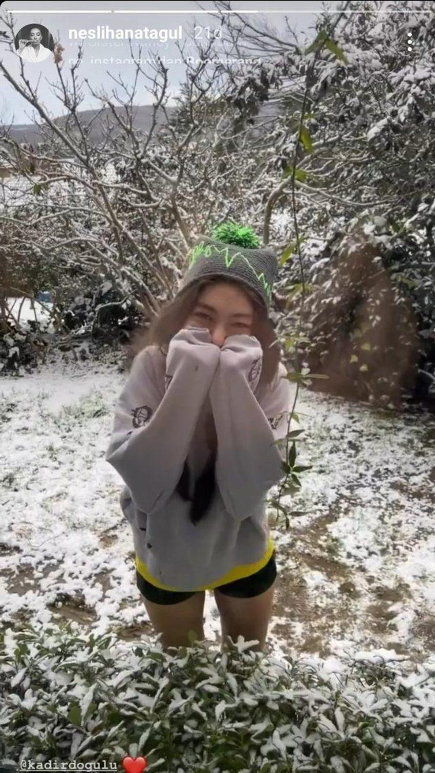 Neslihan Atagül soğuğa aldırış etmedi! Mini şortuyla karın keyfini çıkardı...