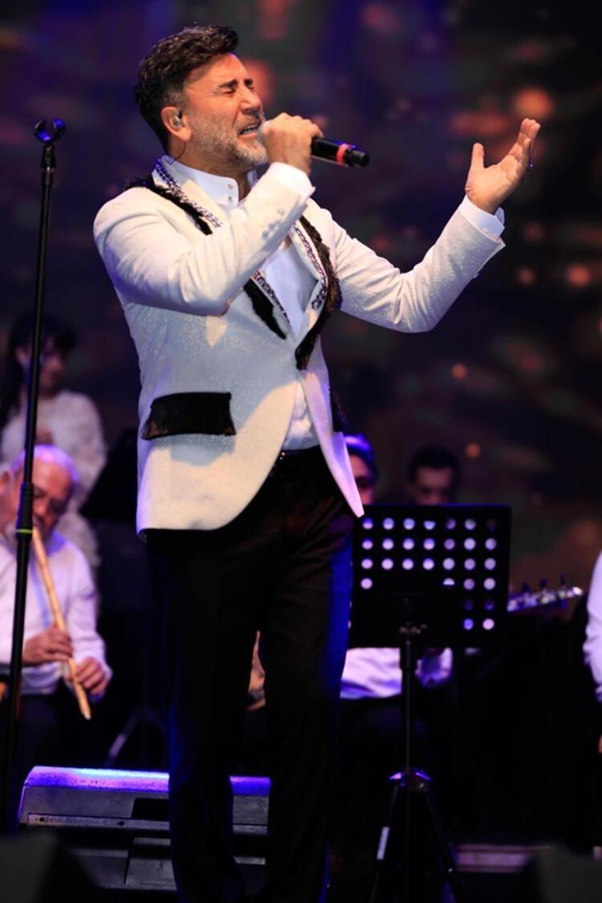 İzzet Yıldızhan'dan ünlülerin sahne kıyafeti ile ilgili yeni açıklama! 'İsterlerse çıplak çıksınlar'