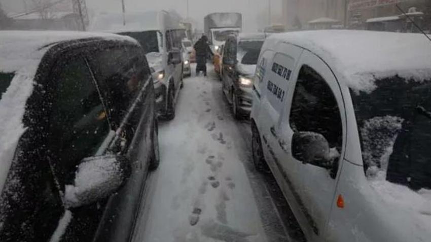Kar yağışı etkili oluyor! Trafik kilitlendi, girişler durduruldu!