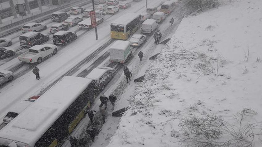 Kar yağışı etkili oluyor! Trafik kilitlendi, girişler durduruldu!