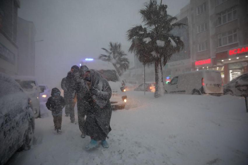 Kar yağışı etkili oluyor! Trafik kilitlendi, girişler durduruldu!