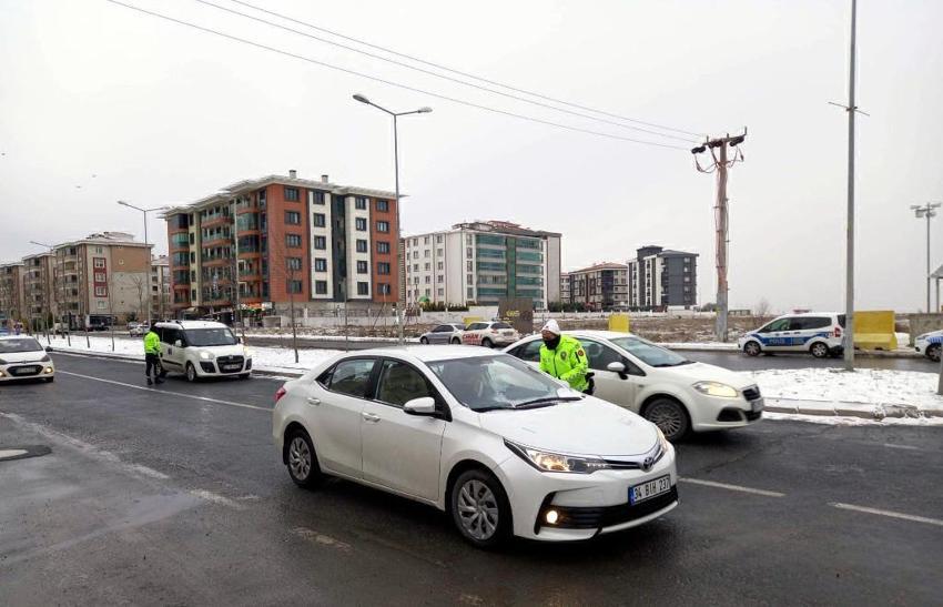 Kar yağışı etkili oluyor! Trafik kilitlendi, girişler durduruldu!