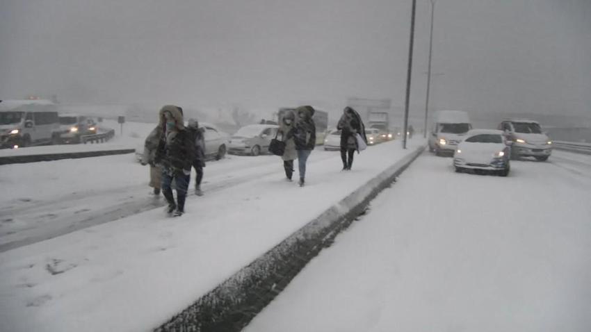 Kar yağışı etkili oluyor! Trafik kilitlendi, girişler durduruldu!