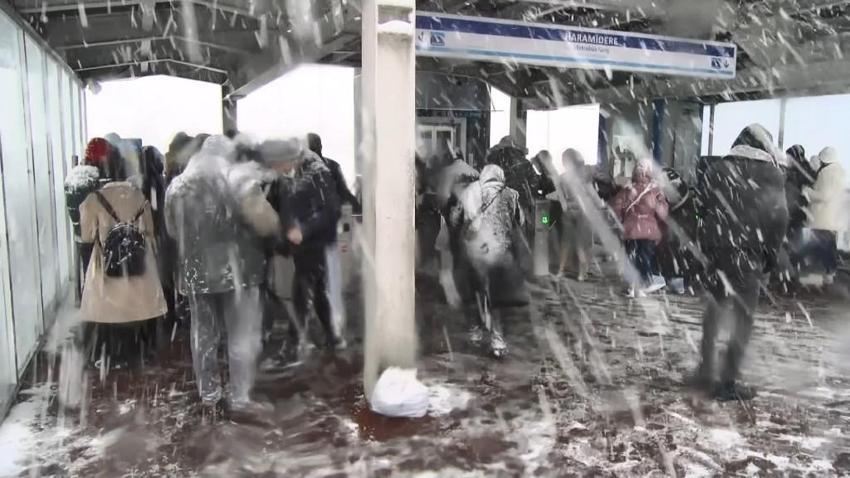 Kar yağışı etkili oluyor! Trafik kilitlendi, girişler durduruldu!