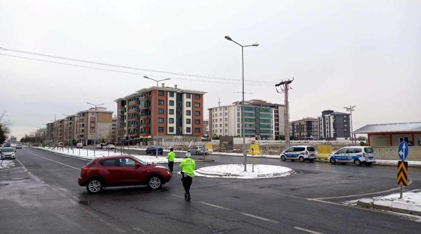 Kar yağışı etkili oluyor! Trafik kilitlendi, girişler durduruldu!