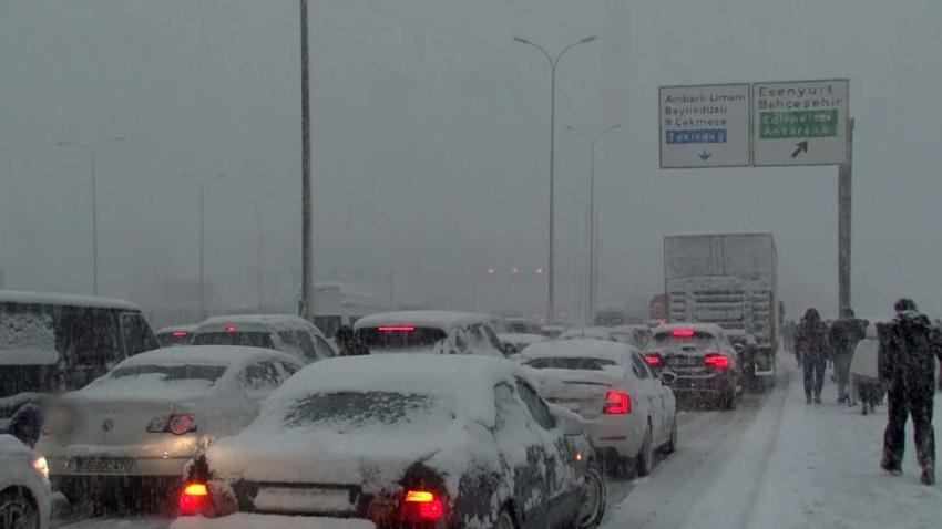 Kar yağışı etkili oluyor! Trafik kilitlendi, girişler durduruldu!
