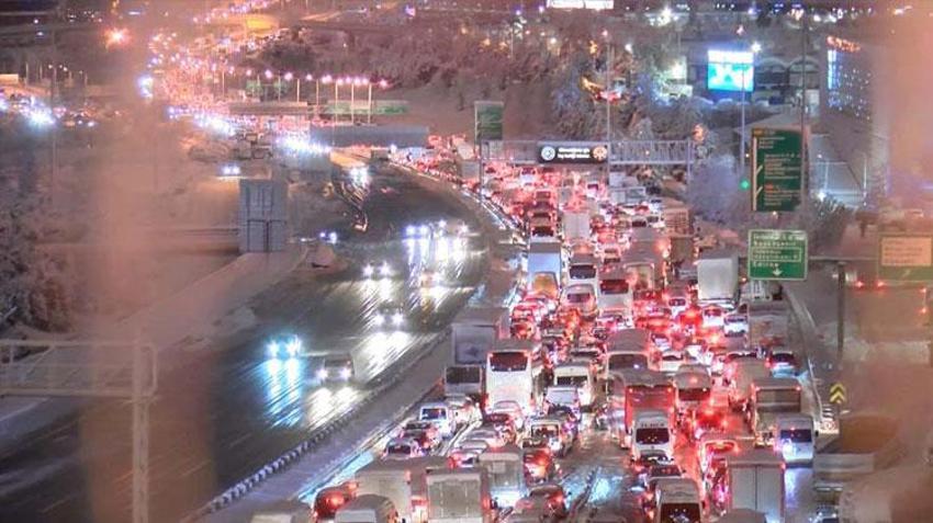 Yoğun kar yağışı İstanbul'u etkisi altına aldı! Vali Yerlikaya yeni kararları açıkladı: 3 gün idari izin...