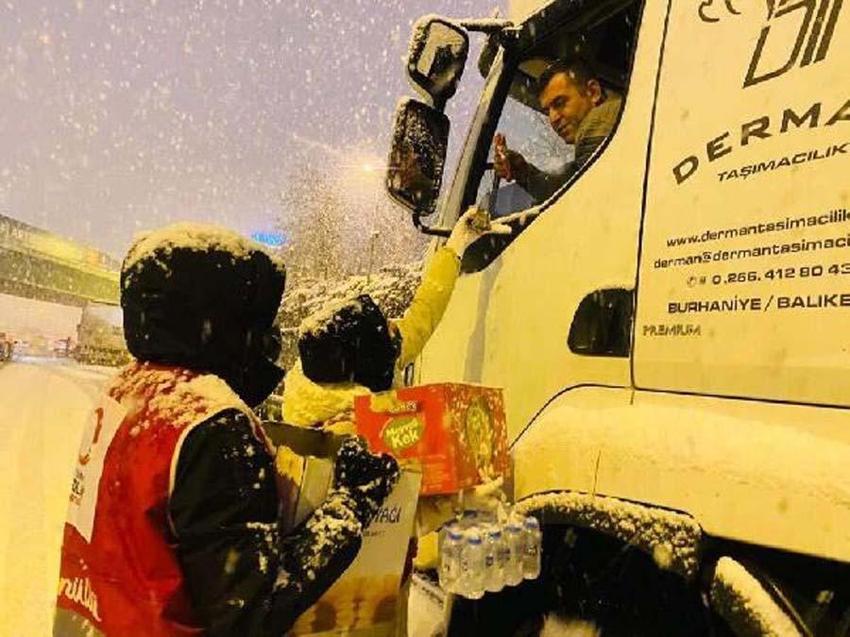 Yoğun kar yağışı İstanbul'u etkisi altına aldı! Vali Yerlikaya yeni kararları açıkladı: 3 gün idari izin...