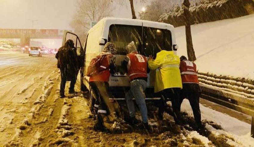 Yoğun kar yağışı İstanbul'u etkisi altına aldı! Vali Yerlikaya yeni kararları açıkladı: 3 gün idari izin...
