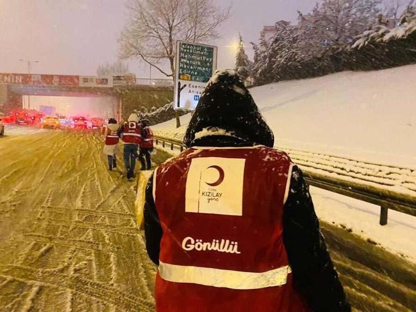 Yoğun kar yağışı İstanbul'u etkisi altına aldı! Vali Yerlikaya yeni kararları açıkladı: 3 gün idari izin...