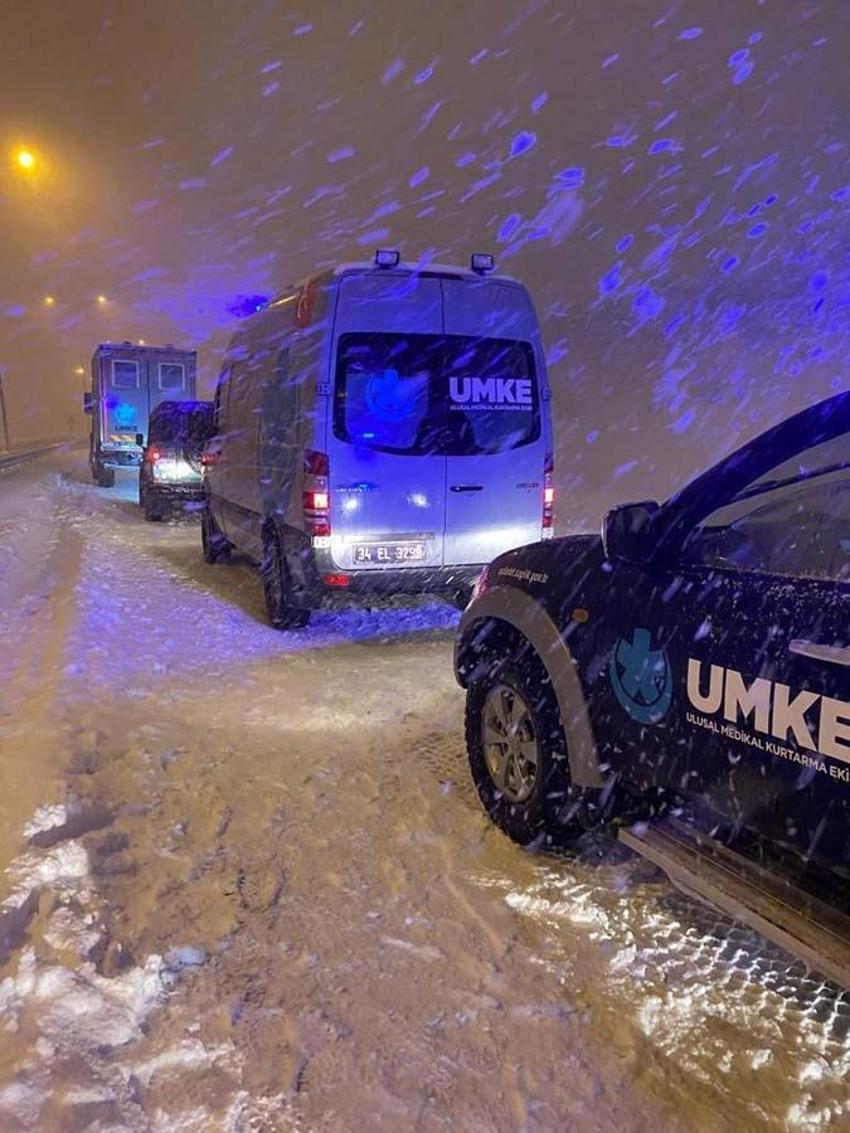 Yoğun kar yağışı İstanbul'u etkisi altına aldı! Vali Yerlikaya yeni kararları açıkladı: 3 gün idari izin...