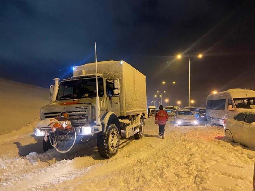 Yoğun kar yağışı İstanbul'u etkisi altına aldı! Vali Yerlikaya yeni kararları açıkladı: 3 gün idari izin...