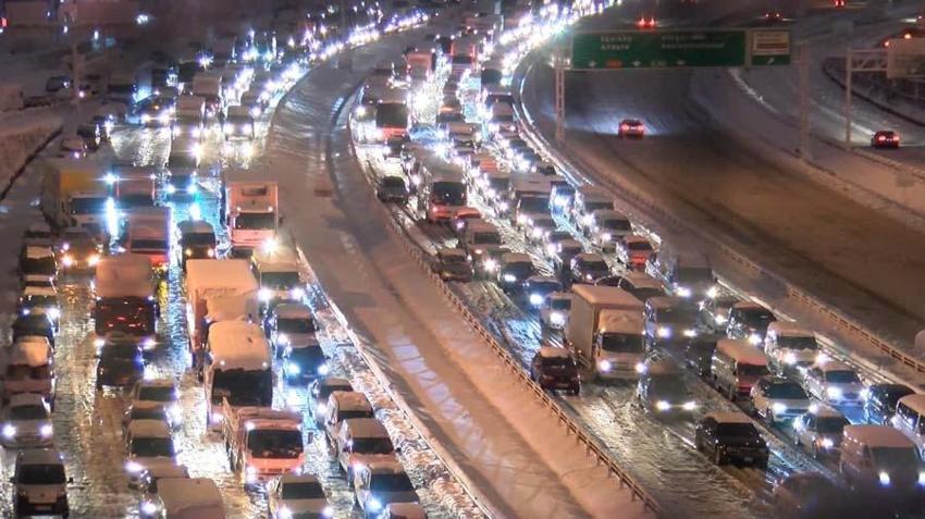 Yoğun kar yağışı İstanbul'u etkisi altına aldı! Vali Yerlikaya yeni kararları açıkladı: 3 gün idari izin...