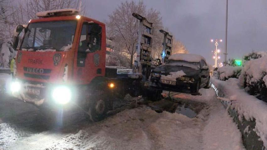 Yoğun kar yağışı İstanbul'u etkisi altına aldı! Vali Yerlikaya yeni kararları açıkladı: 3 gün idari izin...