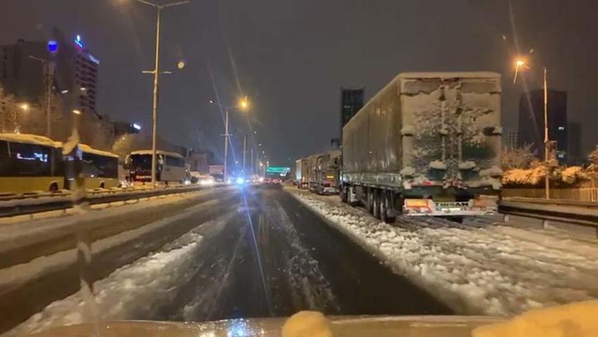 Yoğun kar yağışı İstanbul'u etkisi altına aldı! Vali Yerlikaya yeni kararları açıkladı: 3 gün idari izin...