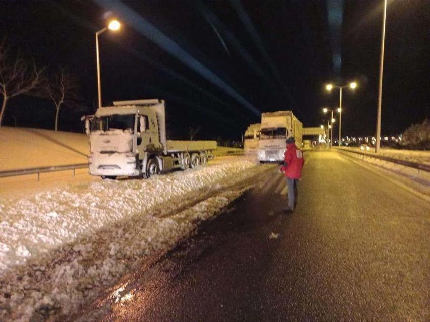 Yoğun kar yağışı İstanbul'u etkisi altına aldı! Vali Yerlikaya yeni kararları açıkladı: 3 gün idari izin...