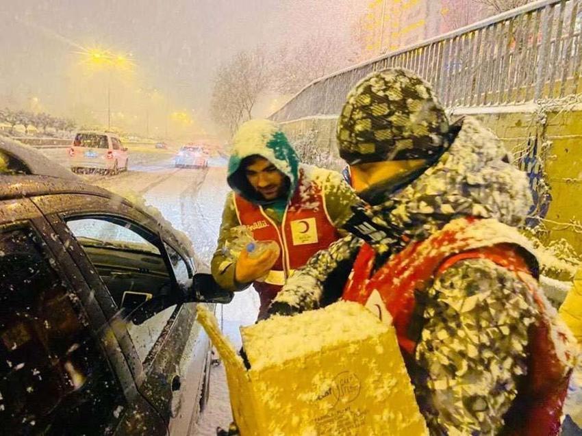 Yoğun kar yağışı İstanbul'u etkisi altına aldı! Vali Yerlikaya yeni kararları açıkladı: 3 gün idari izin...