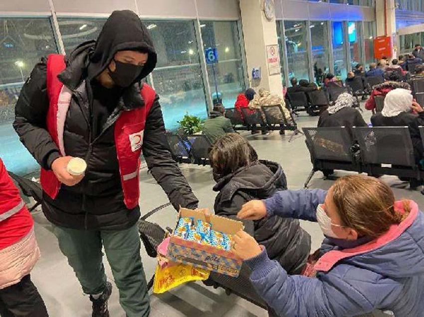 Yoğun kar yağışı İstanbul'u etkisi altına aldı! Vali Yerlikaya yeni kararları açıkladı: 3 gün idari izin...
