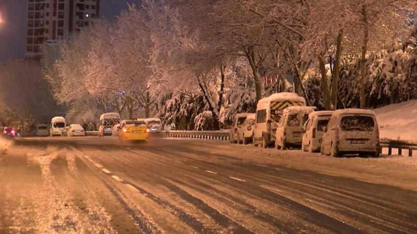 Yoğun kar yağışı İstanbul'u etkisi altına aldı! Vali Yerlikaya yeni kararları açıkladı: 3 gün idari izin...