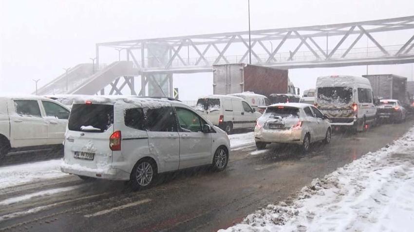Yoğun kar yağışı İstanbul'u etkisi altına aldı! Vali Yerlikaya yeni kararları açıkladı: 3 gün idari izin...