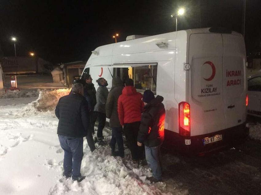 Yoğun kar yağışı İstanbul'u etkisi altına aldı! Vali Yerlikaya yeni kararları açıkladı: 3 gün idari izin...