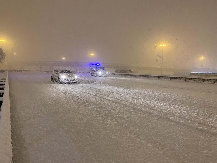 Yoğun kar yağışı İstanbul'u etkisi altına aldı! Vali Yerlikaya yeni kararları açıkladı: 3 gün idari izin...