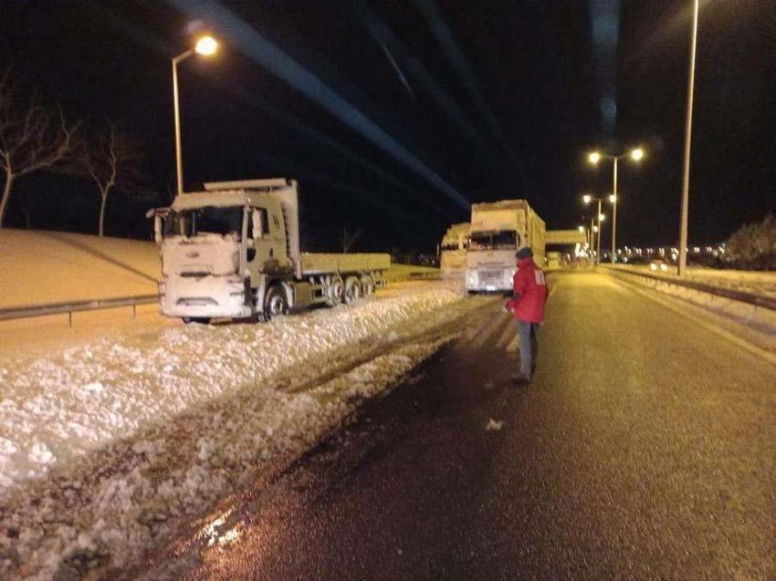 Yoğun kar yağışı İstanbul'u etkisi altına aldı! Vali Yerlikaya yeni kararları açıkladı: 3 gün idari izin...