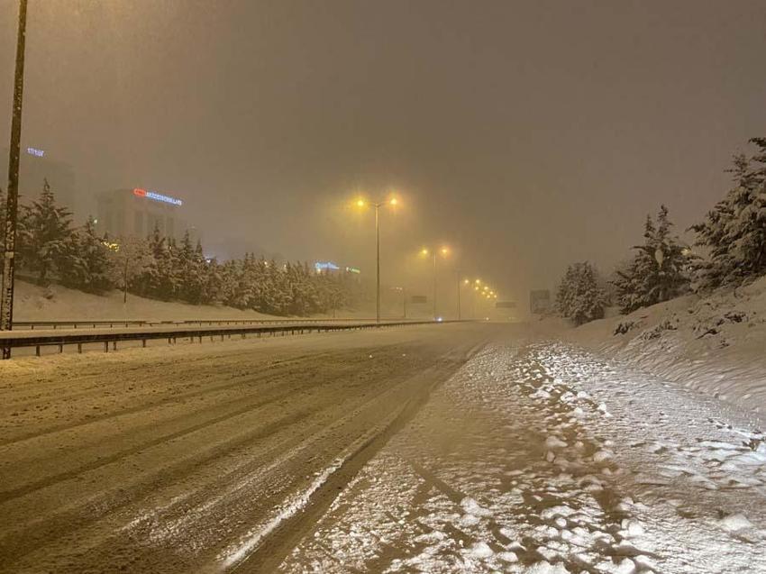 Yoğun kar yağışı İstanbul'u etkisi altına aldı! Vali Yerlikaya yeni kararları açıkladı: 3 gün idari izin...