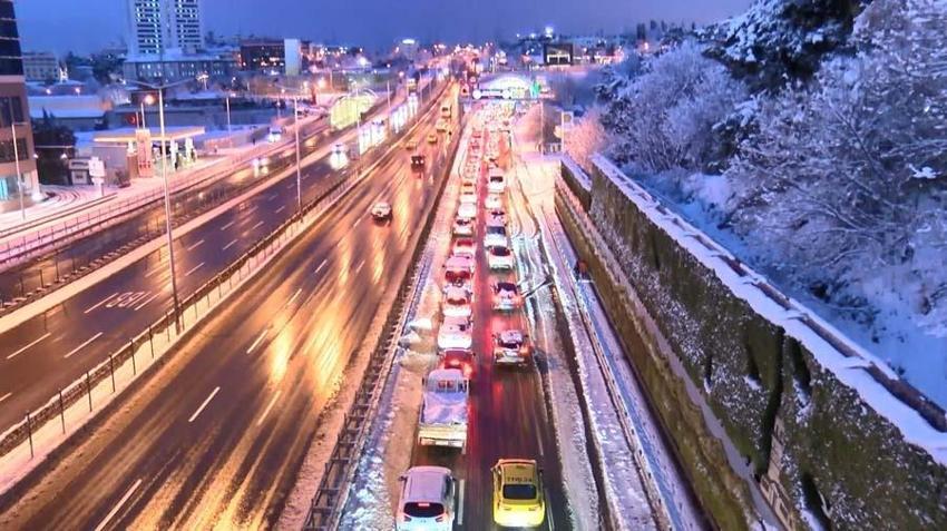 Yoğun kar yağışı İstanbul'u etkisi altına aldı! Vali Yerlikaya yeni kararları açıkladı: 3 gün idari izin...