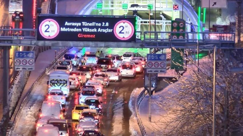 Yoğun kar yağışı İstanbul'u etkisi altına aldı! Vali Yerlikaya yeni kararları açıkladı: 3 gün idari izin...