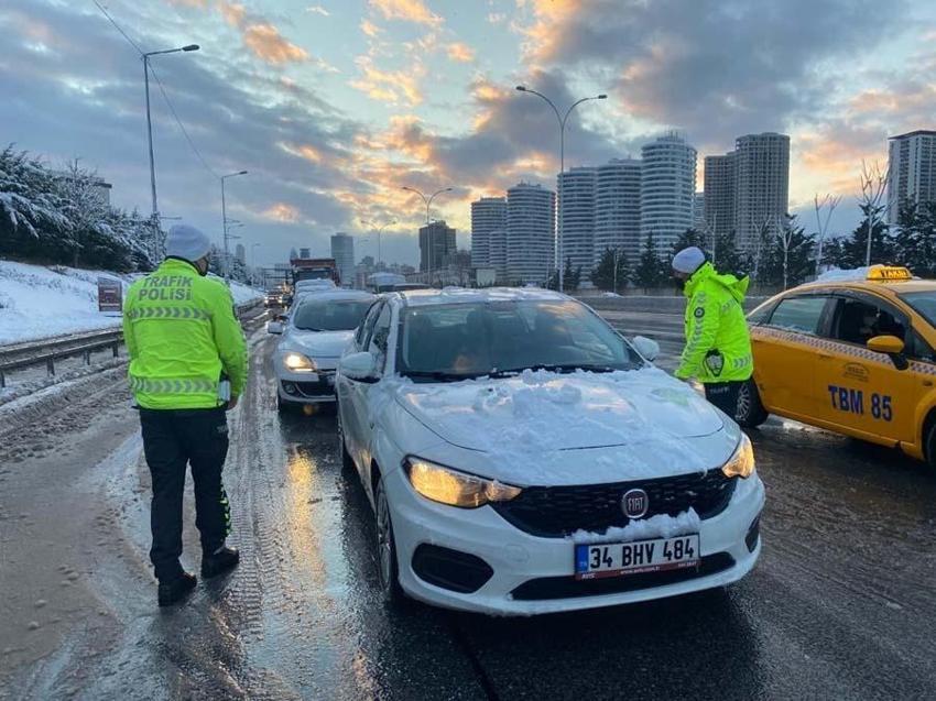 Yoğun kar yağışı İstanbul'u etkisi altına aldı! Vali Yerlikaya yeni kararları açıkladı: 3 gün idari izin...