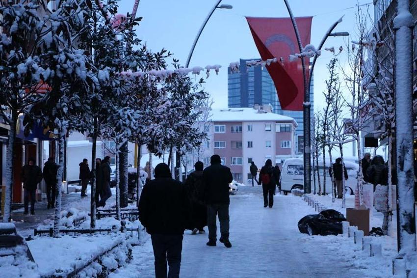 Yoğun kar yağışı İstanbul'u etkisi altına aldı! Vali Yerlikaya yeni kararları açıkladı: 3 gün idari izin...