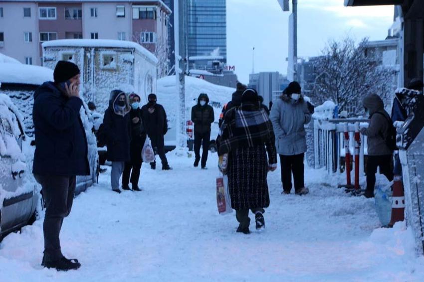 Yoğun kar yağışı İstanbul'u etkisi altına aldı! Vali Yerlikaya yeni kararları açıkladı: 3 gün idari izin...