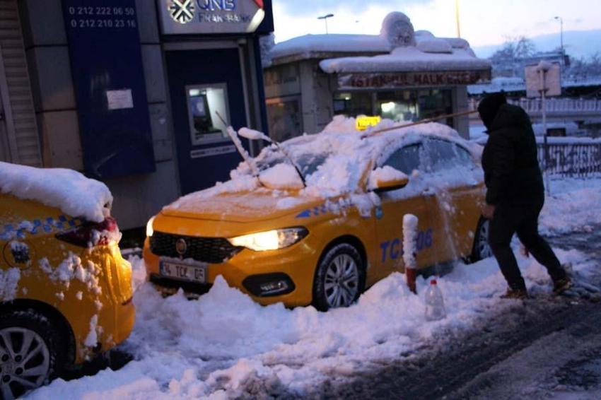Yoğun kar yağışı İstanbul'u etkisi altına aldı! Vali Yerlikaya yeni kararları açıkladı: 3 gün idari izin...