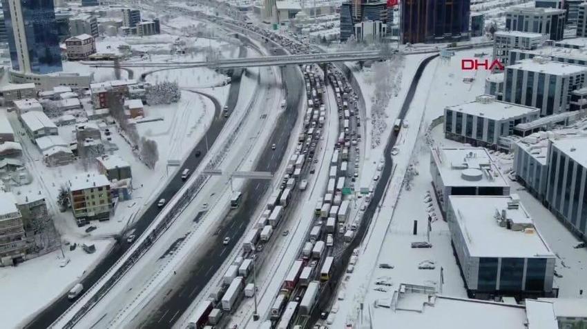 Yoğun kar yağışı İstanbul'u etkisi altına aldı! Vali Yerlikaya yeni kararları açıkladı: 3 gün idari izin...