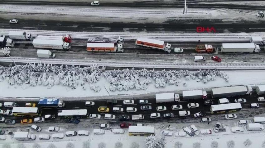 Yoğun kar yağışı İstanbul'u etkisi altına aldı! Vali Yerlikaya yeni kararları açıkladı: 3 gün idari izin...