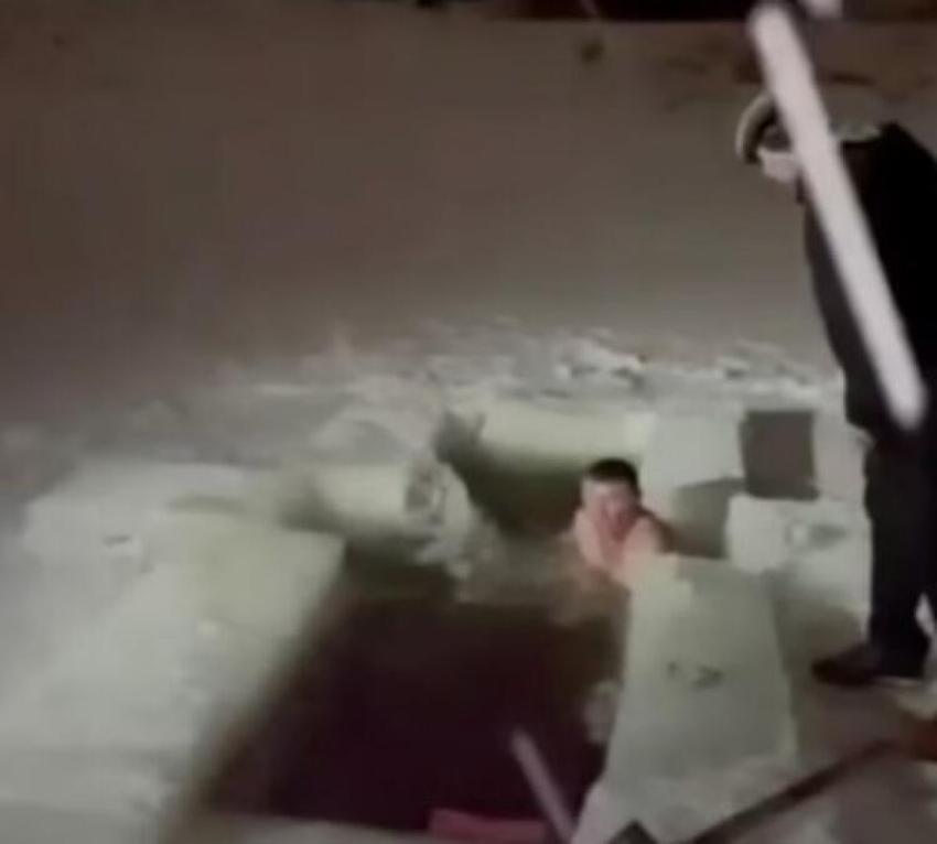 Çocuklarının gözü önünde buz gibi suya daldı bir daha çıkmadı! Kadının kjmliği şok etti...