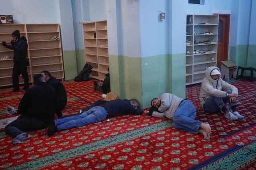 Arnavutköy'deki otel fırsatçılığı iddiası... Geceyi camilerde geçirdiler