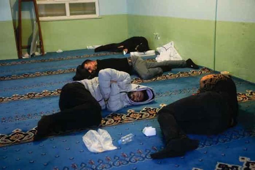 Arnavutköy'deki otel fırsatçılığı iddiası... Geceyi camilerde geçirdiler