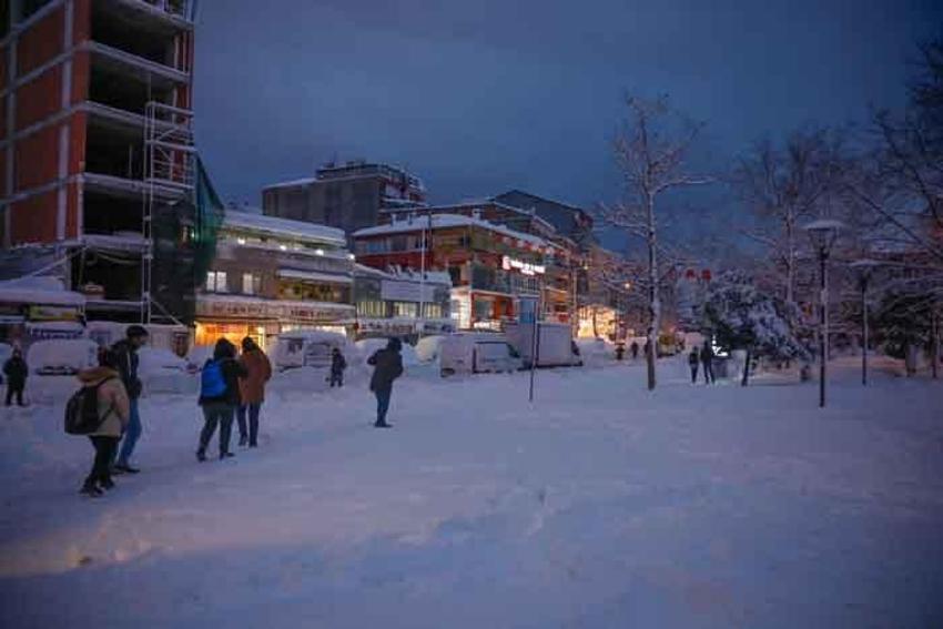 Arnavutköy'deki otel fırsatçılığı iddiası... Geceyi camilerde geçirdiler