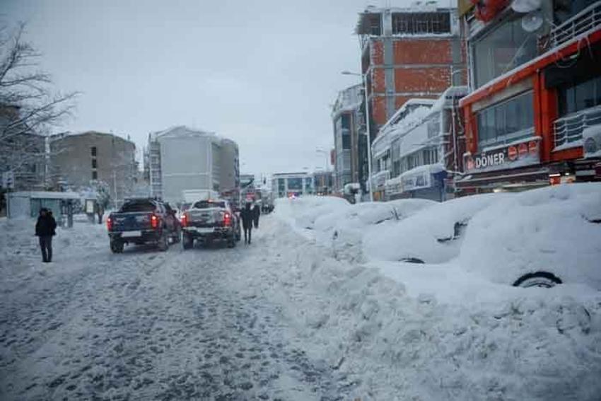Arnavutköy'deki otel fırsatçılığı iddiası... Geceyi camilerde geçirdiler