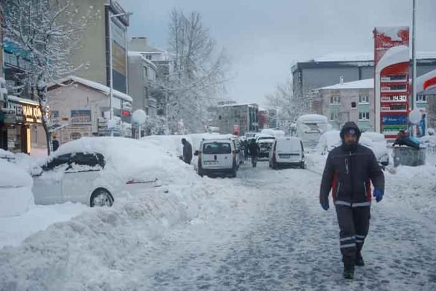 Arnavutköy'deki otel fırsatçılığı iddiası... Geceyi camilerde geçirdiler