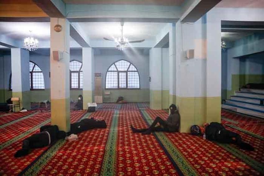 Arnavutköy'deki otel fırsatçılığı iddiası... Geceyi camilerde geçirdiler
